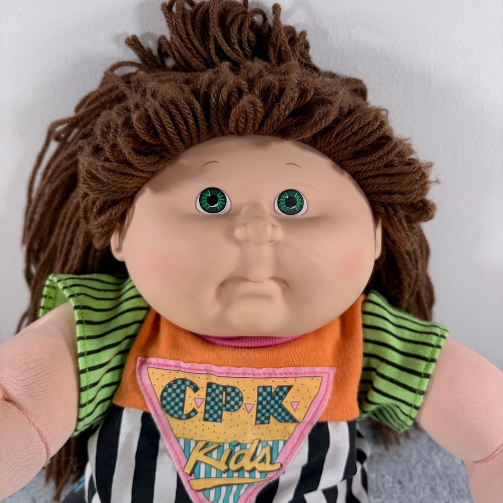 VTG 1990 Cabbage Patch Kids Hasbro Doll Brown Yarn Hair Green Eyes 90s Outfit - Picture 2 of 7